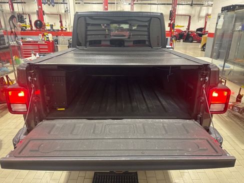Used 2022 Jeep Gladiator Sport image 8