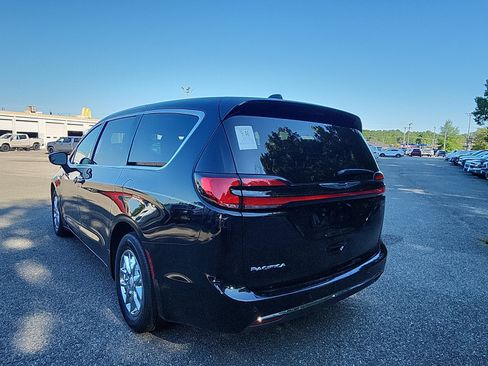 Used 2026 Chrysler Pacifica Select FWD image 3