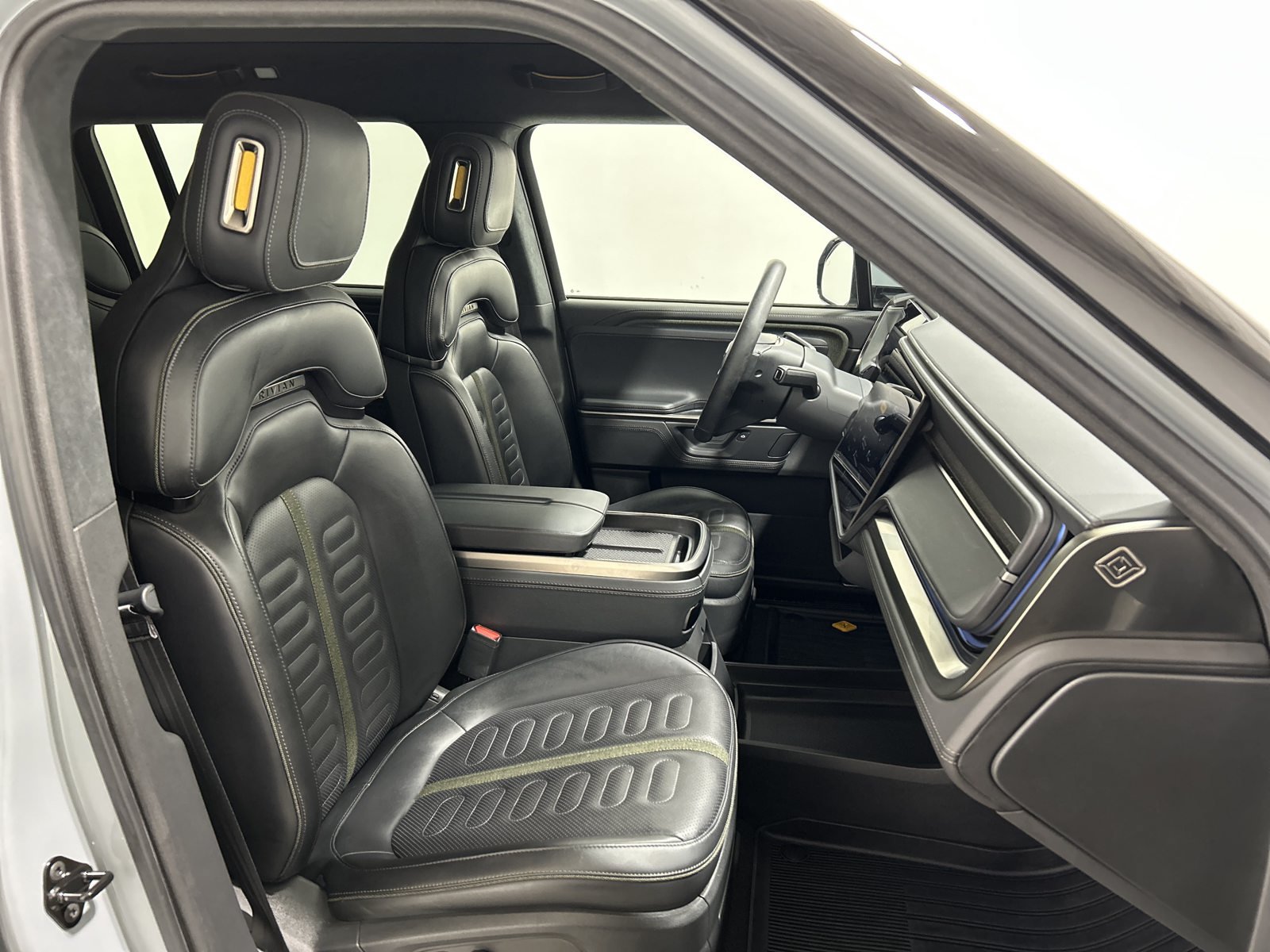Used 2025 Rivian R1S Adventure Dual AWD/4WD image 24