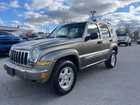 Used 2005 Jeep Liberty Limited w/ Trailer Tow Group image 1