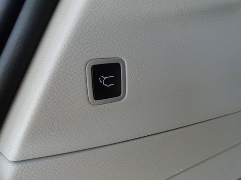 Used 2023 Chrysler Voyager LX FWD image 18