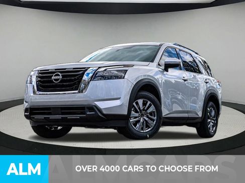 Used 2025 Nissan Pathfinder SV image 3