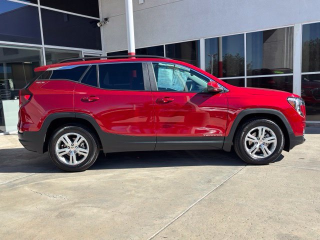 Used 2024 GMC Terrain SLE w/ Driver Convenience Package FWD image 2