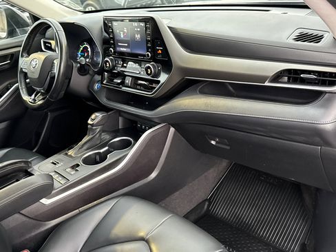 Used 2021 Toyota Highlander XLE image 23