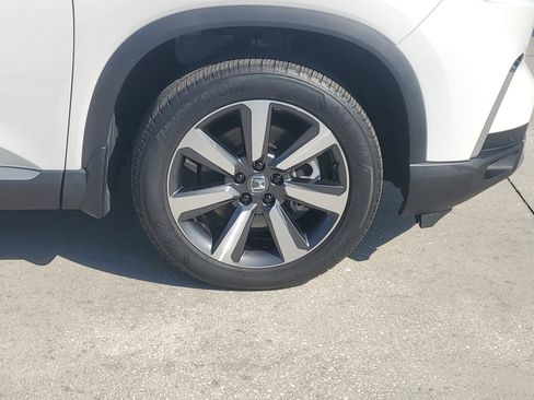 Certified 2025 Honda Pilot Touring image 7