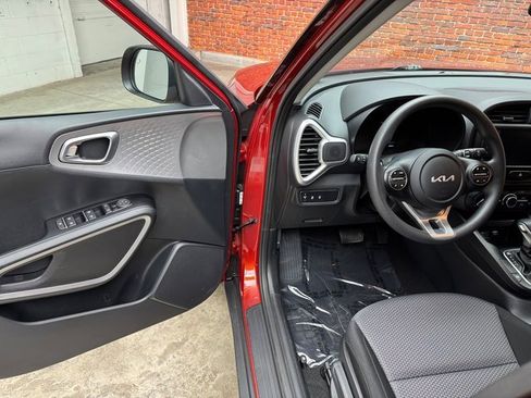 Used 2023 Kia Soul LX w/ LX Technology Package image 9