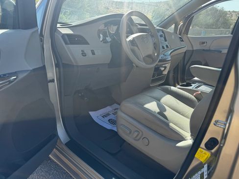 Used 2012 Toyota Sienna LE w/ Towing Pkg FWD image 13