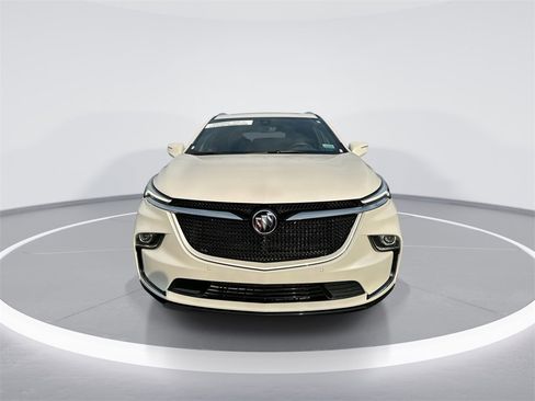 Used 2024 Buick Enclave Essence image 3