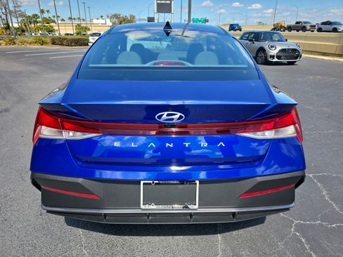 Used 2024 Hyundai Elantra SE image 4