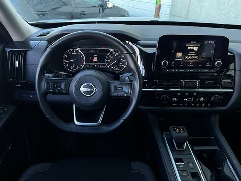 Used 2025 Nissan Pathfinder SV image 15