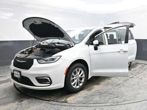 Used 2023 Chrysler Pacifica Touring-L image 34