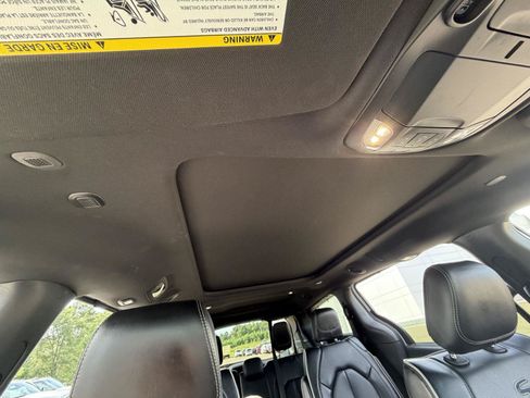 Used 2025 Chrysler Pacifica Limited FWD image 22