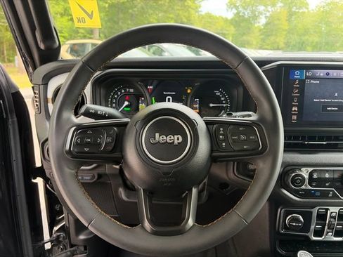 Used 2024 Jeep Wrangler Unlimited w/ Convenience Group AWD/4WD image 14