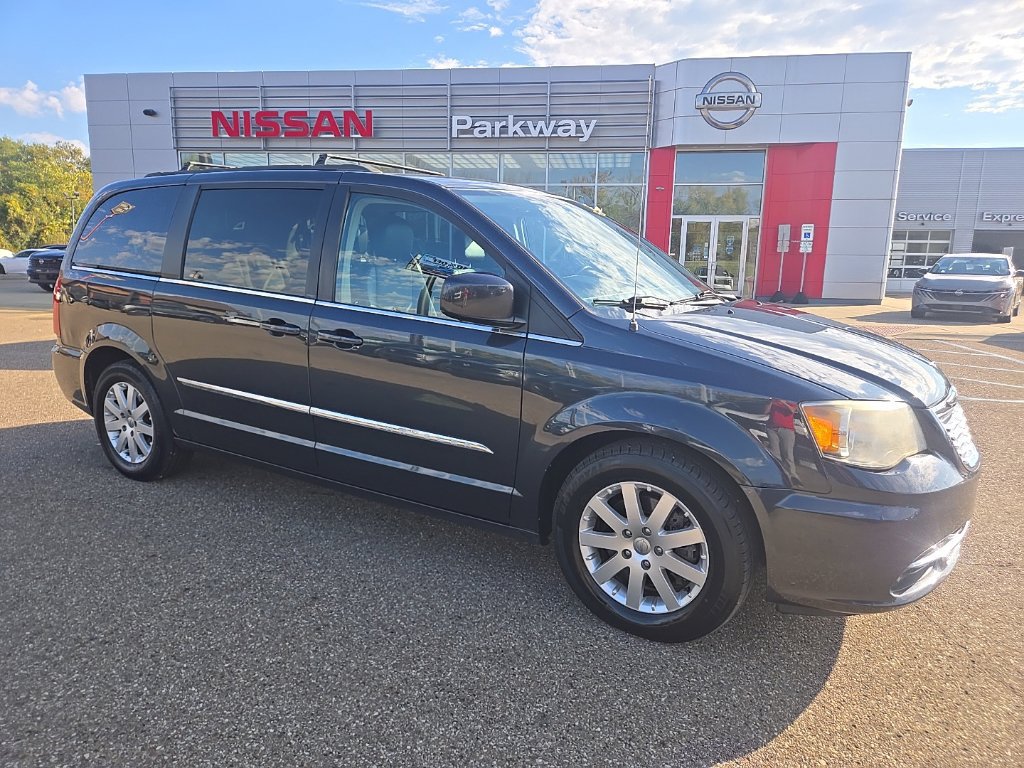 Used 2013 Chrysler Town & Country Touring FWD image 1