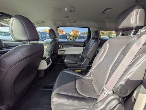 Used 2024 Kia Carnival LX image 11