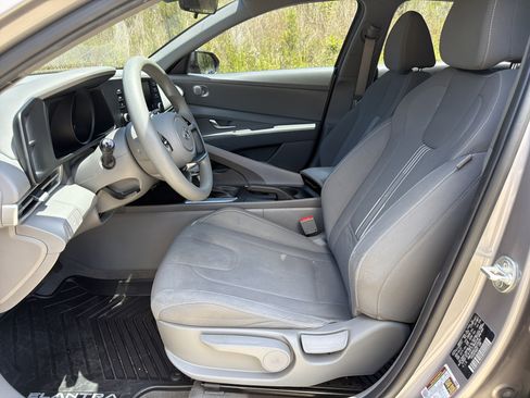 Used 2022 Hyundai Elantra SEL FWD image 11
