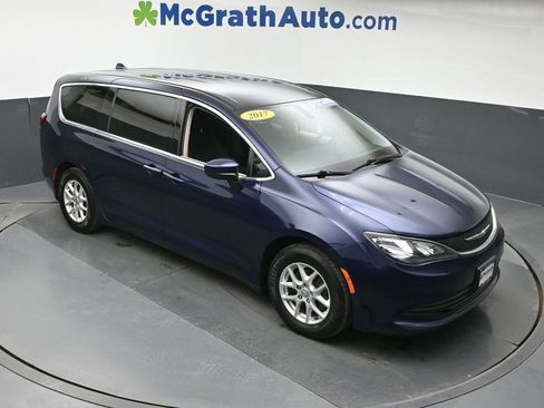 Used 2017 Chrysler Pacifica Touring image 3