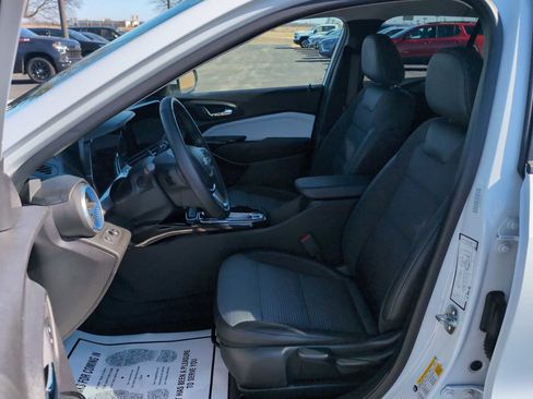 Used 2025 Chevrolet Trax LT w/ LT Convenience Package image 18