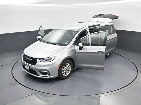 Used 2023 Chrysler Pacifica Touring-L FWD image 46