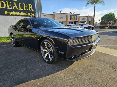 Used 2014 Dodge Challenger SXT RWD image 3
