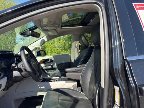 Used 2023 Chrysler Pacifica Limited FWD image 10