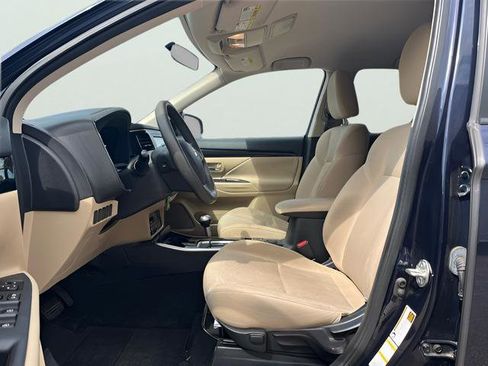 Used 2020 Mitsubishi Outlander ES image 16