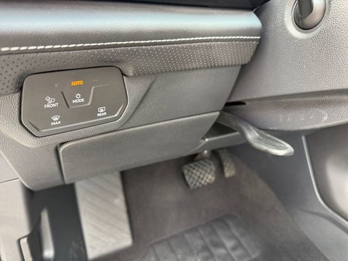 Used 2025 Volkswagen Atlas SE FWD image 36