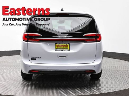 Used 2024 Chrysler Pacifica Touring-L FWD image 6