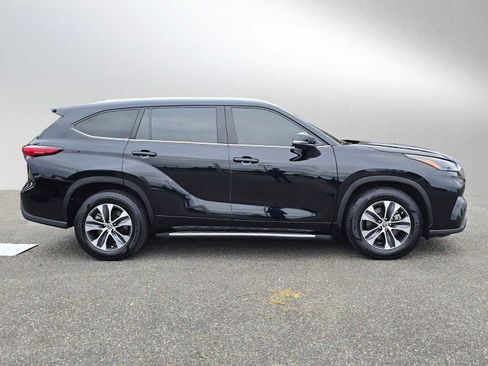 Certified 2022 Toyota Highlander XLE image 2