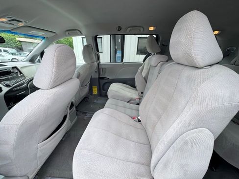 Used 2014 Toyota Sienna LE FWD image 13