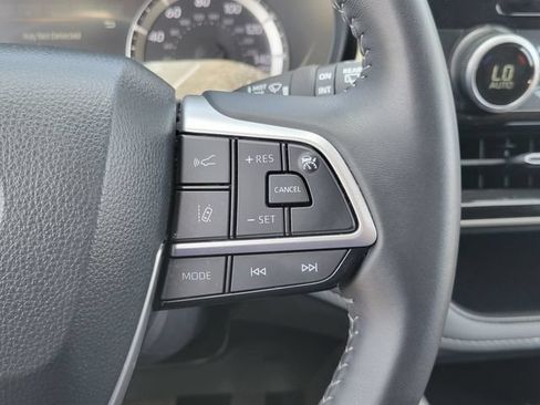 Used 2025 Toyota Highlander LE FWD image 8