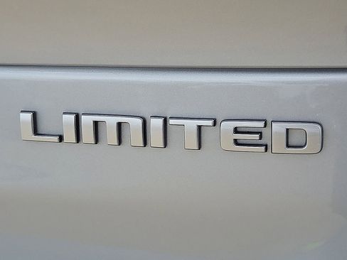 New 2026 Jeep Grand Cherokee L Limited w/ Luxury Tech Group II AWD/4WD image 9