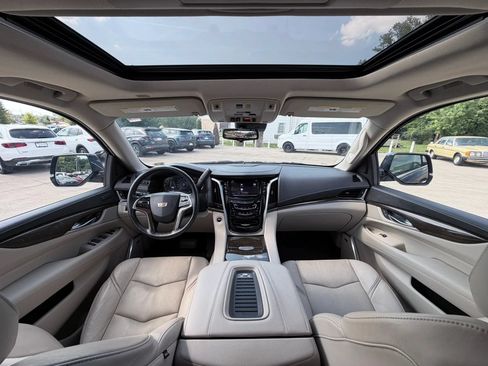 Used 2020 Cadillac Escalade ESV Premium Luxury AWD/4WD image 12