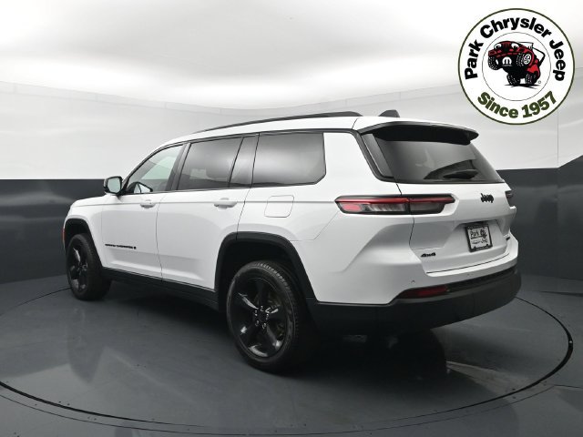 Used 2025 Jeep Grand Cherokee L Limited w/ Black Appearance Package AWD/4WD image 4