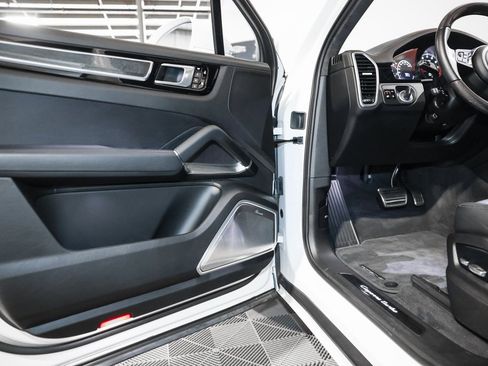 Used 2019 Porsche Cayenne Turbo w/ Sportdesign Package image 30