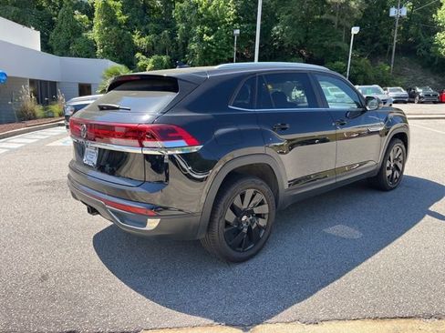 Used 2024 Volkswagen Atlas Cross Sport SE FWD image 3