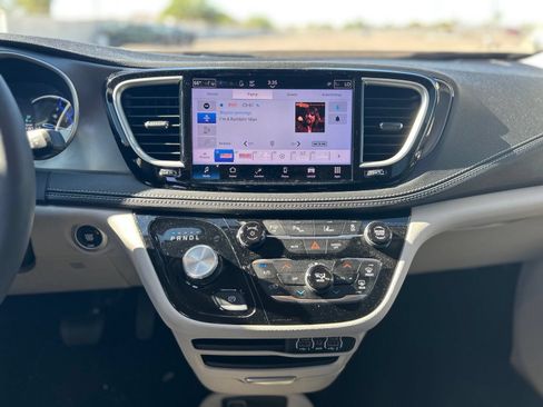 Used 2023 Chrysler Pacifica Touring-L FWD image 20