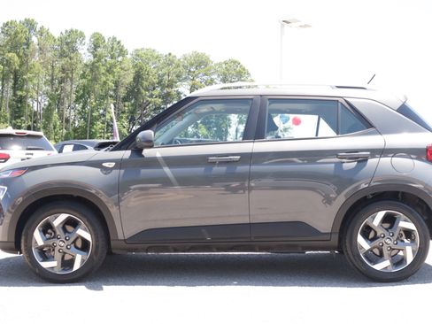 Used 2024 Hyundai Venue SEL FWD image 2