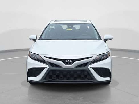 Used 2021 Toyota Camry SE image 2