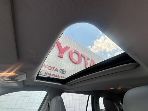 Used 2020 Toyota Highlander XLE FWD image 18