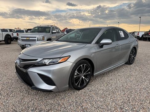 Used 2020 Toyota Camry SE FWD image 4