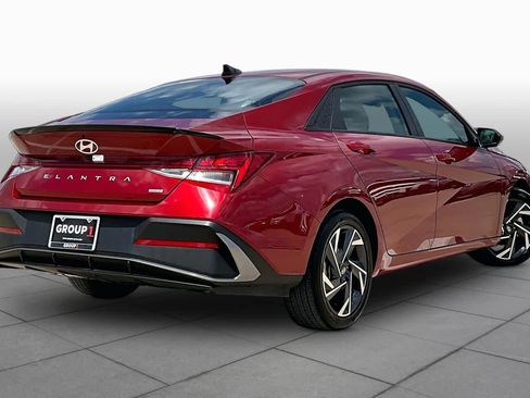 Used 2025 Hyundai Elantra SEL FWD image 13
