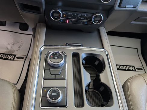 Used 2019 Ford Expedition XLT w/ Equipment Group 202A AWD/4WD image 21