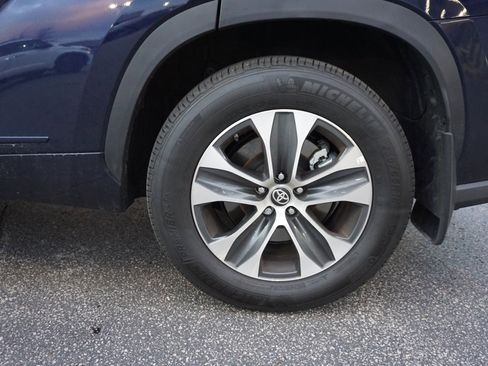 Used 2025 Toyota Highlander XLE image 6