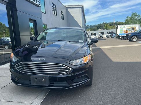 Used 2017 Ford Fusion SE w/ Fusion SE Technology Package FWD image 5