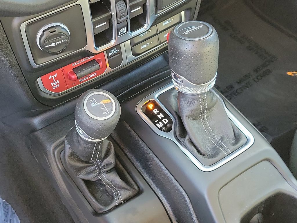 Used 2025 Jeep Gladiator Mojave w/ Convenience Group AWD/4WD image 28