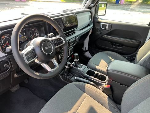 Used 2025 Jeep Wrangler Unlimited Sahara AWD/4WD image 19