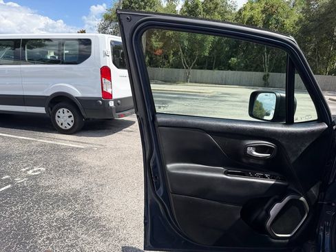 Used 2023 Jeep Renegade Latitude AWD/4WD image 31