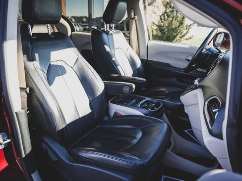 Used 2020 Chrysler Pacifica Touring-L image 34