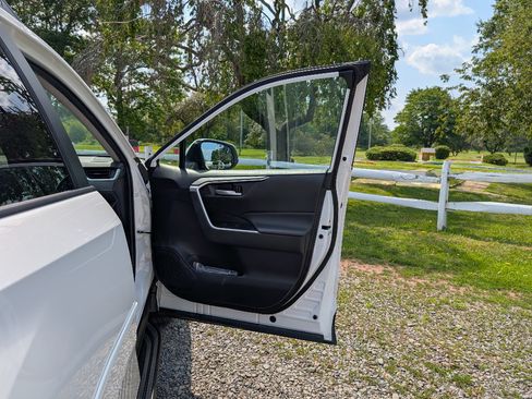 Used 2023 Toyota RAV4 XLE AWD/4WD image 13